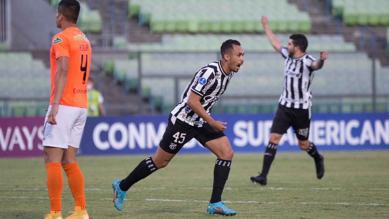 Lima comemora gol marcado pelo Ceará contra o Deportivo La Guaira
