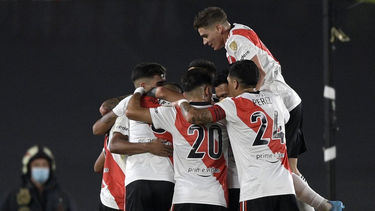 Jogadores do River Plate comemoram gol marcado contra o Fortaleza nesta quarta-feira (13) no Monumental de Núñez