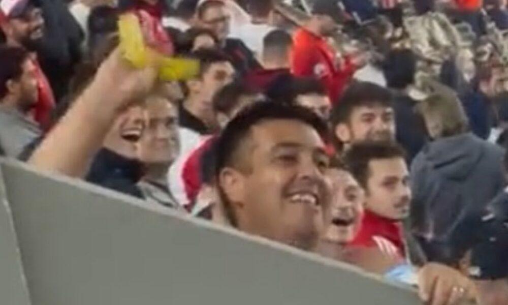 Imagem de torcedor do River Plate segurando uma banana em ato racista