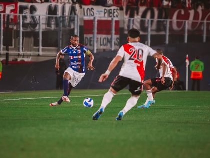 Atletas de River Plate e Fortaleza disputam bola