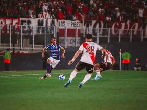 Foto de Tinga em partida entre River Plate e Fortaleza