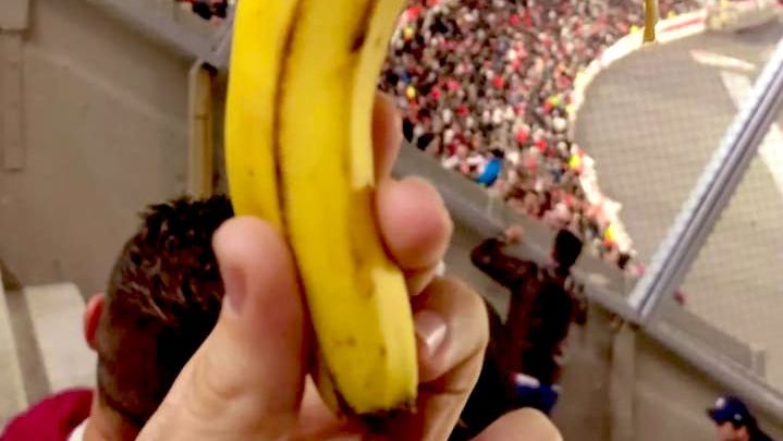 Banana atirada por torcedor argentino