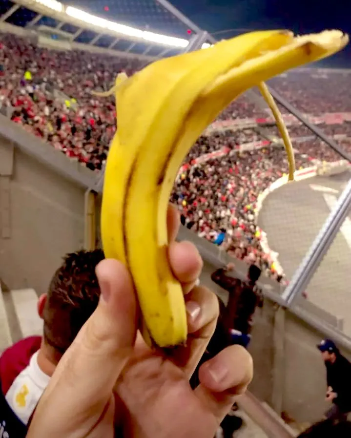 Banana atirada por torcedor argentino contra tricolores