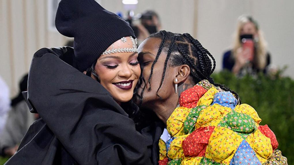 A$ASP Rocky beijando Rihanna no rosto