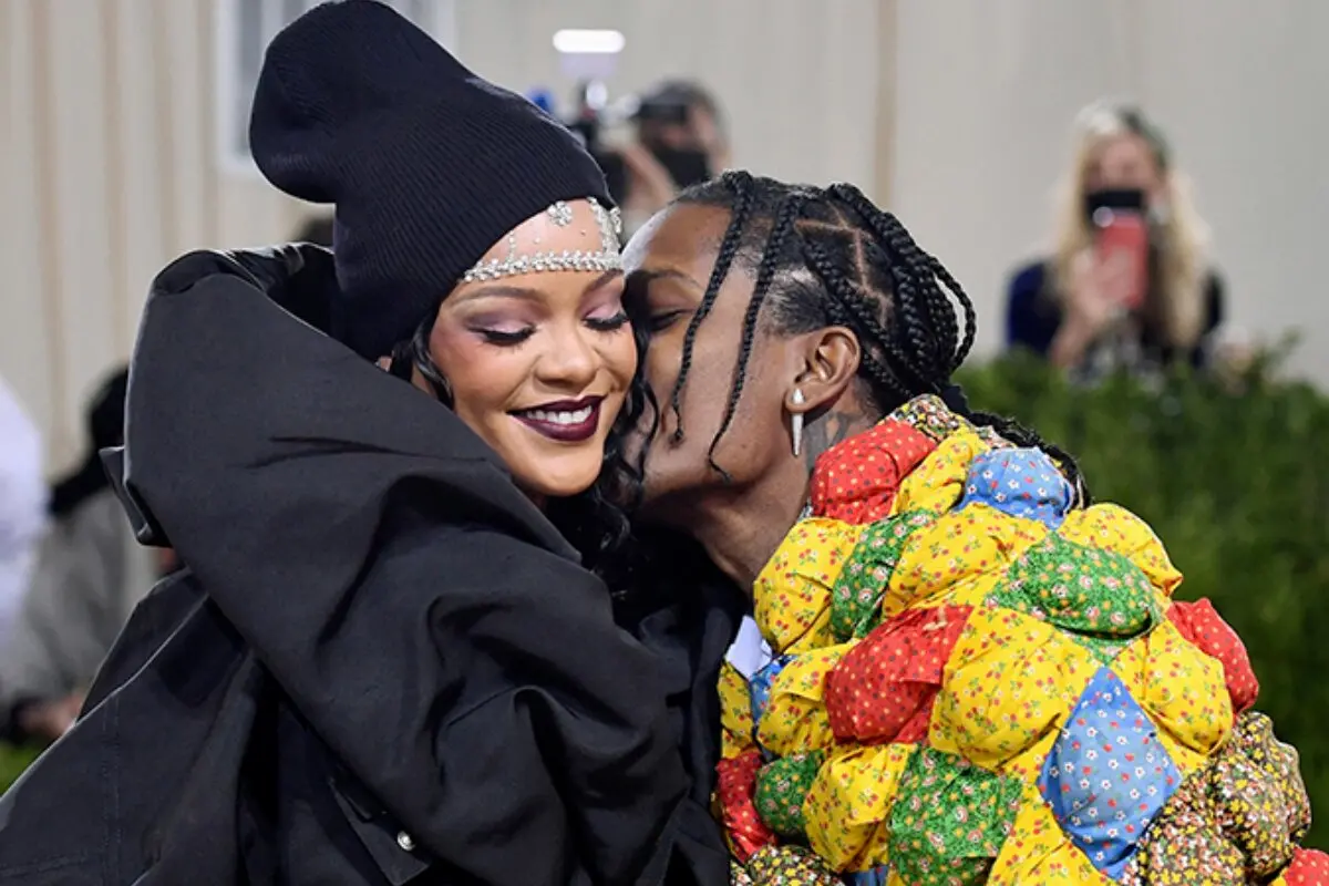 A$ASP Rocky beijando Rihanna no rosto