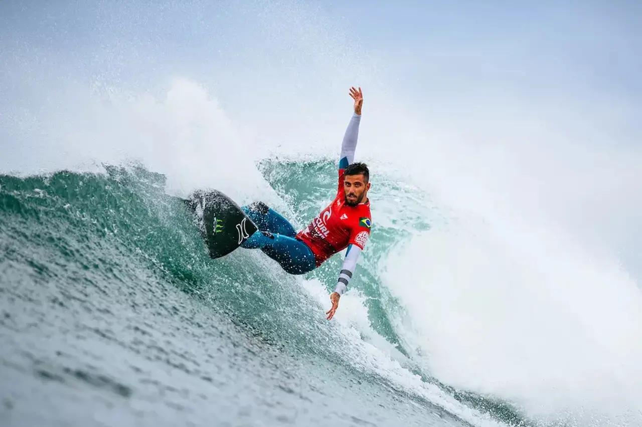 Filipe Toledo em ação no surfe