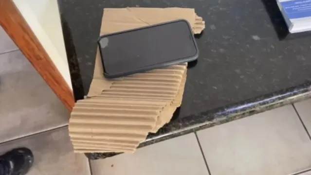 Celular do jornalista Gabriel Luiz foi encontrado no chão por um morador próximo ao local do ataque