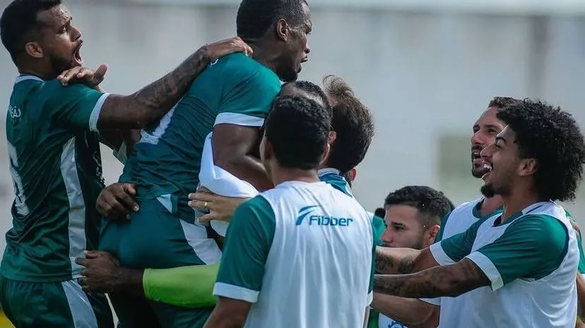 Atletas do Icasa comemoram gol