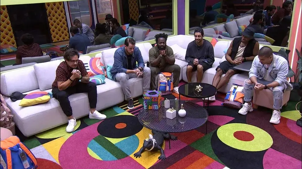 Homens na sala do BBB 22