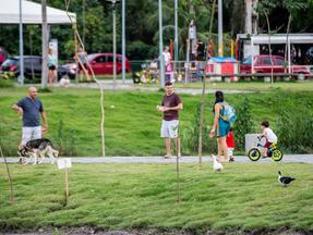 Pessoas caminhando no Parque Rachel de Queiroz, situado no Bairro Presidente Kennedy