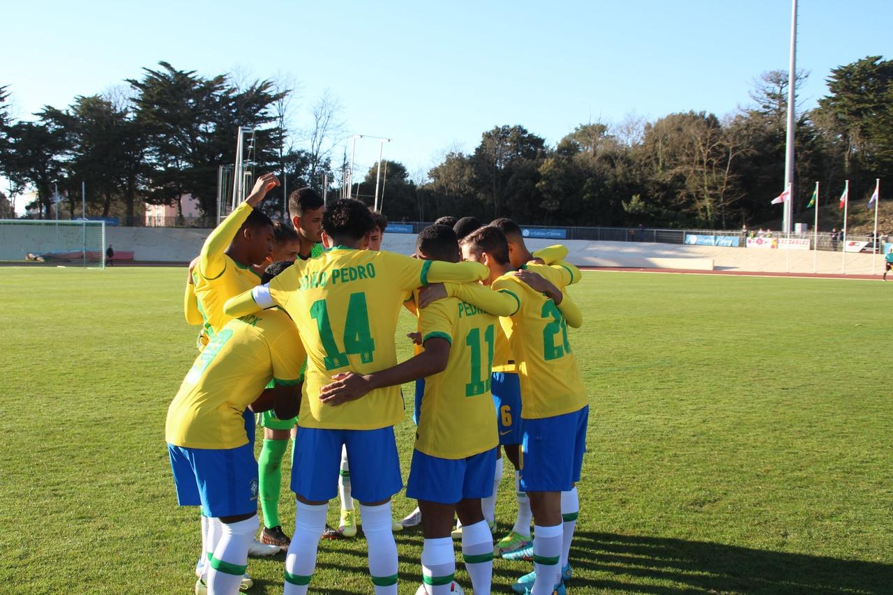 Com gols no fim, Brasil bate o México e conquista Copa do Mundo Sub-17