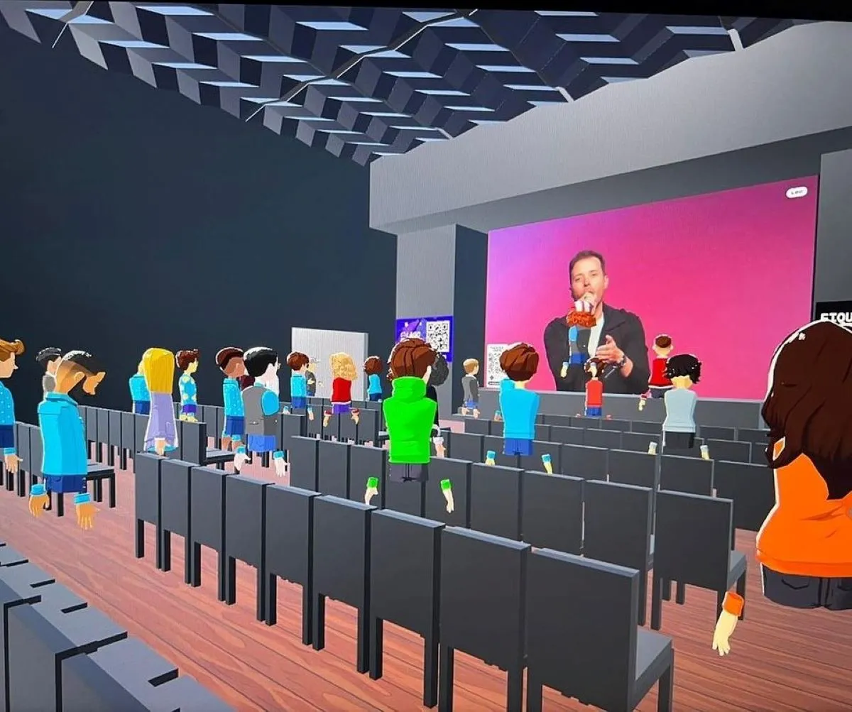Mais de 150 pessoas participaram da estreia do culto com avatares