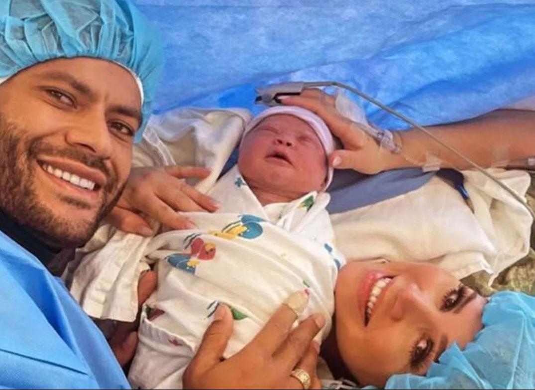 Nasce Zaya, primeira filha de Hulk Paraíba e Camila Ângelo