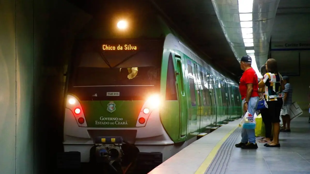 Veículo do metrofor se aproxima da plataforma de passageiros em Fortaleza