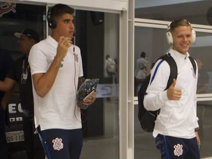 Atletas do Corinthians sorriem para foto durante chegada em hotel