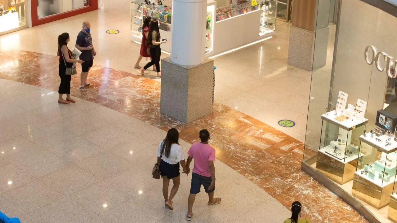 Clientes observam vitrines em shopping de Fortaleza