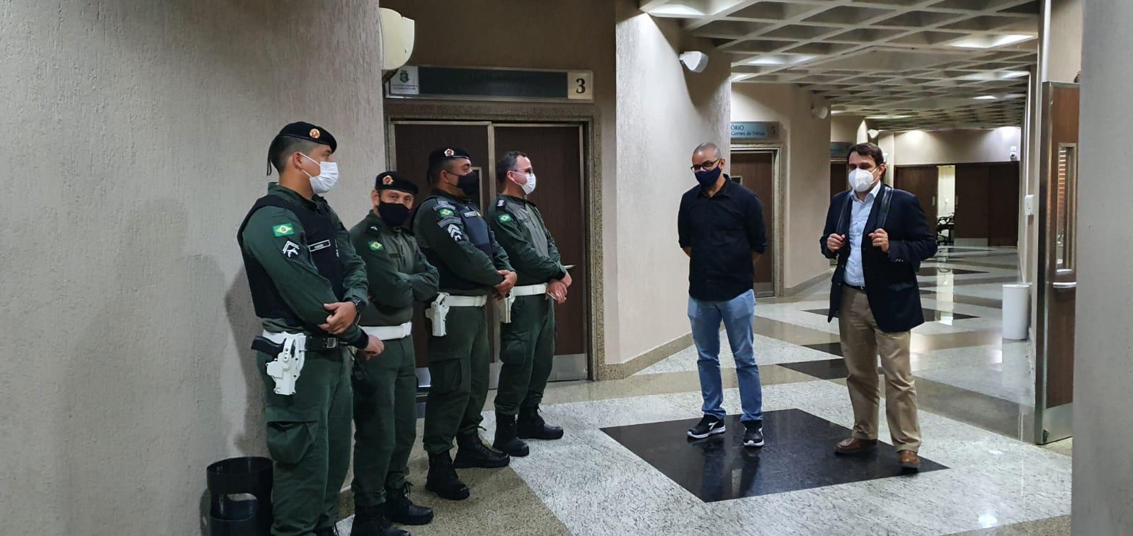 Depoente deixa a sala da CPI acompanhado do deputado Salmito Filho e de agentes da Polícia Militar