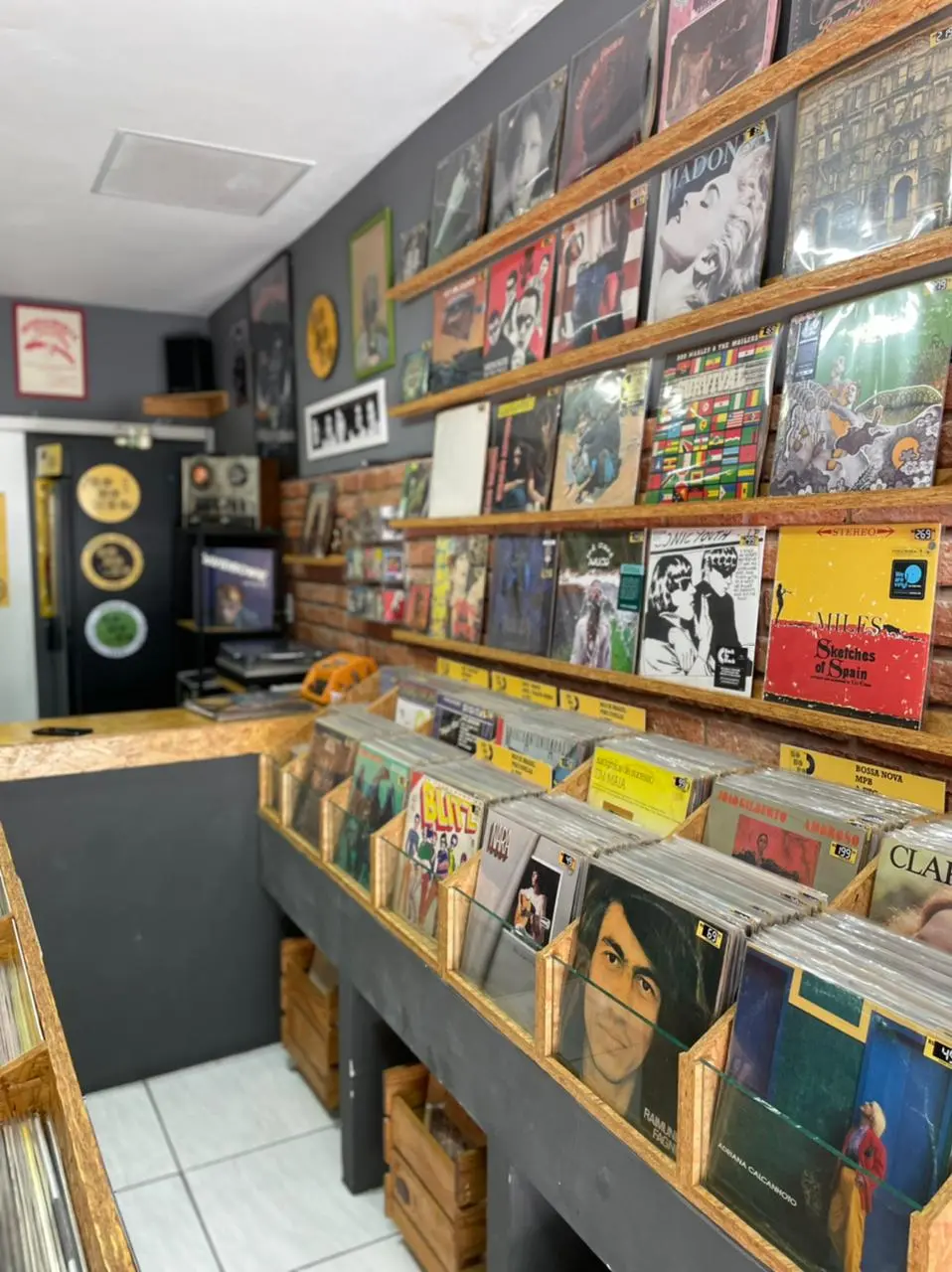 Atendimento especializado para colecionadores e novos fãs do vinil
