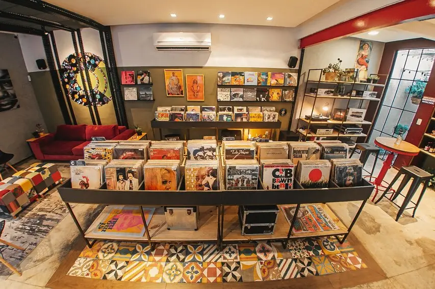 Além dos vinis, loja Hi-Fi 6 se firma no mercado como espaço de eventos culturais e encontro dos fãs da música