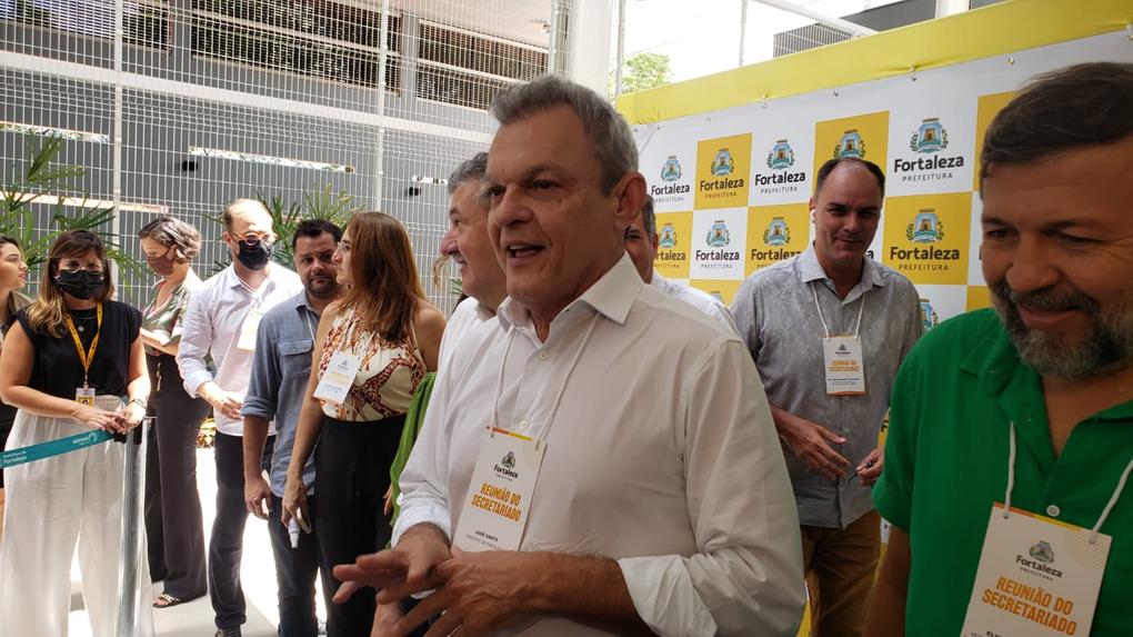 O prefeito de Fortaleza José Sarto concede entrevista coletiva.