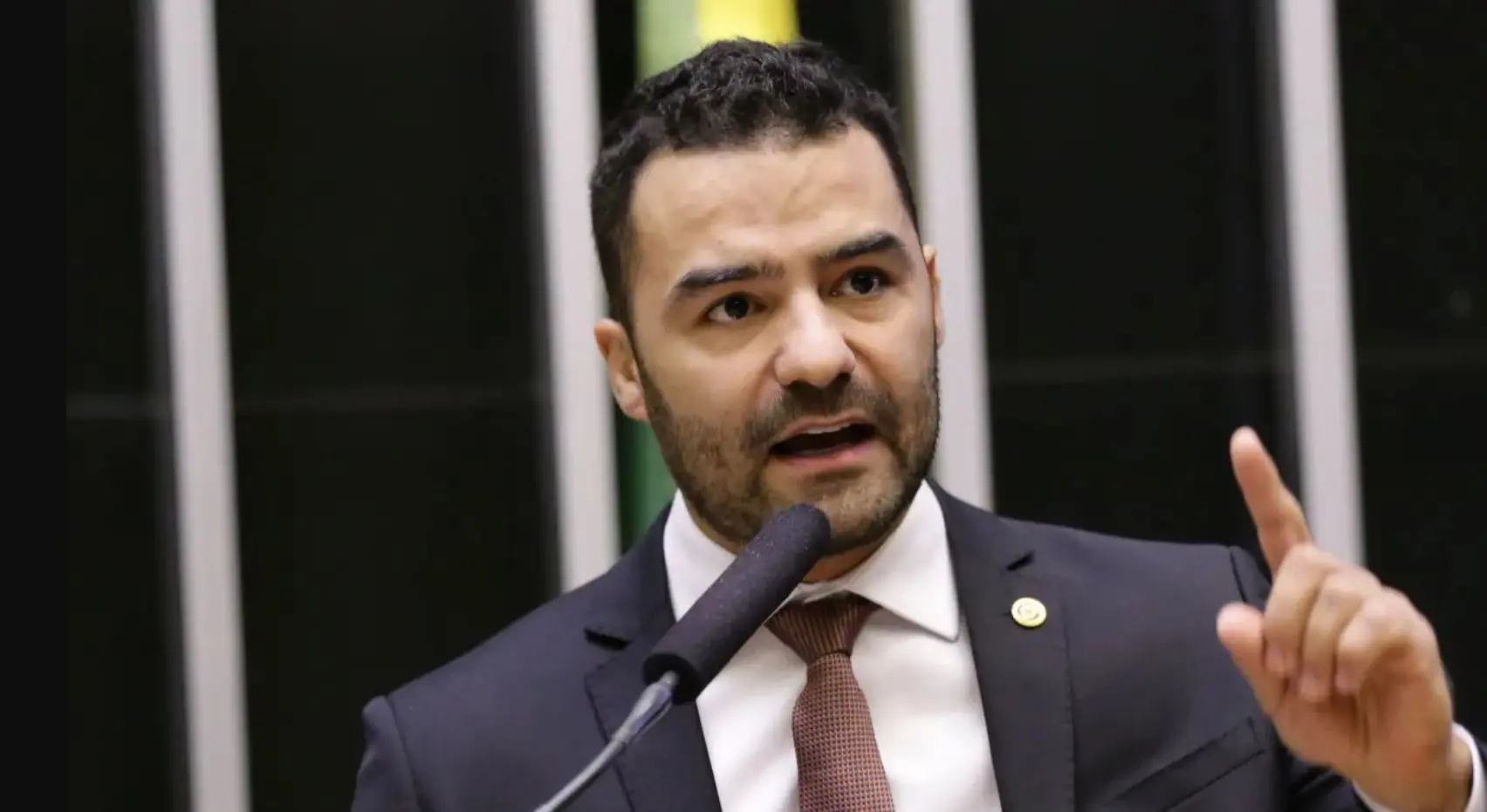 Arthur do Val, o 'Mamãe Falei', com dedo em riste em discurso