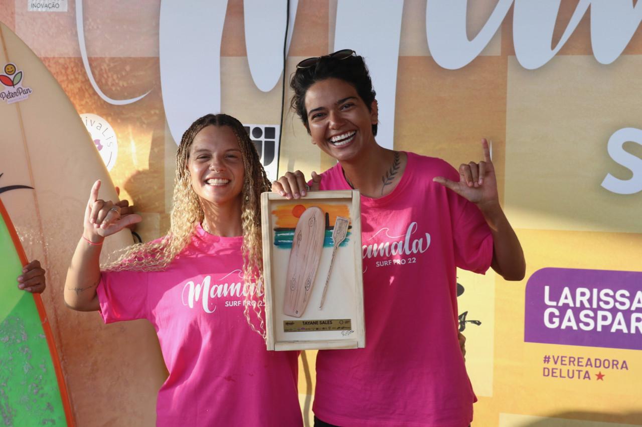 Atletas comemora título de Surf