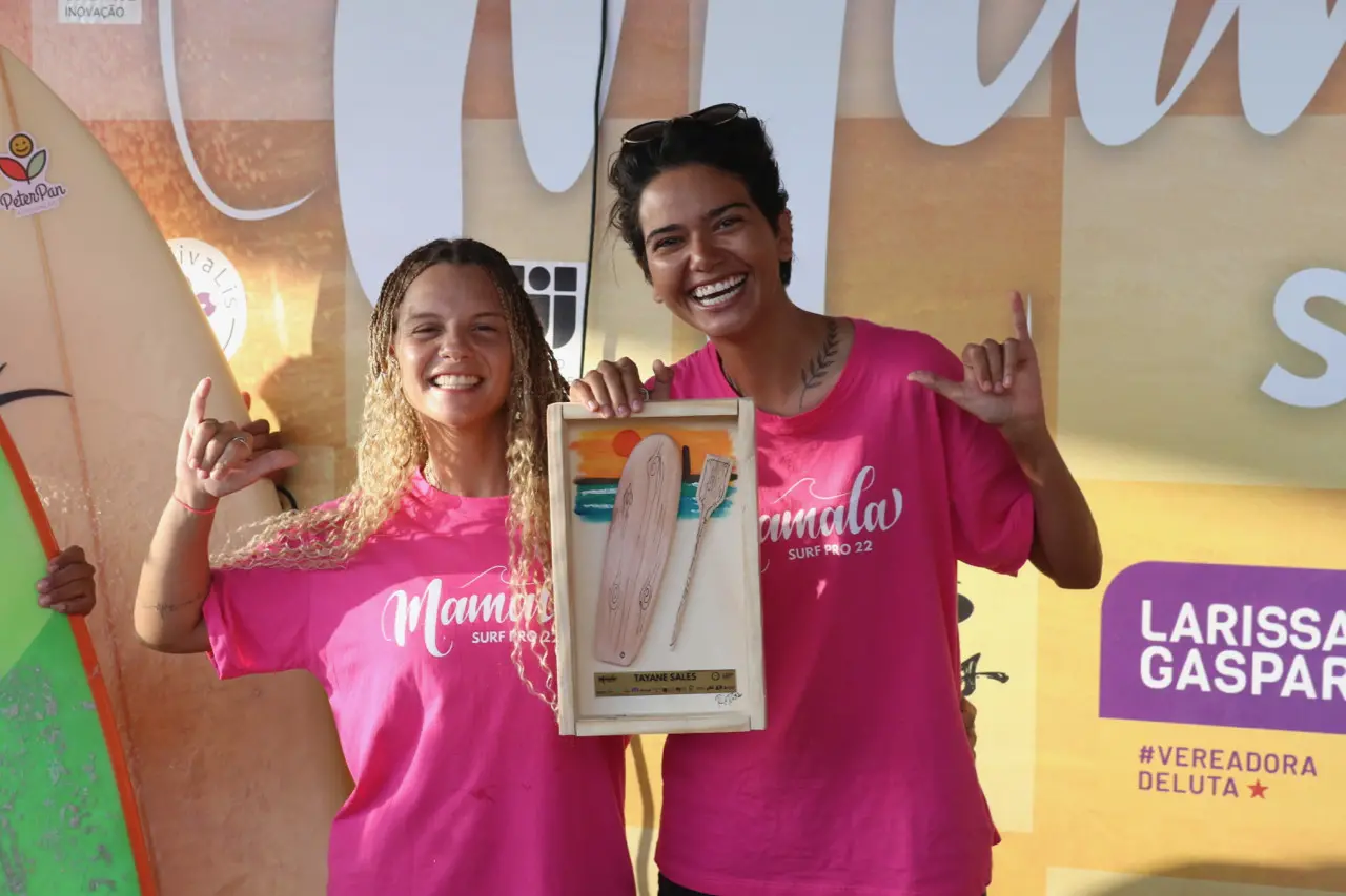 Atletas comemora título de Surf