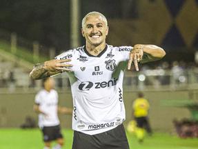Vina comemorando gol marcado pelo Ceará