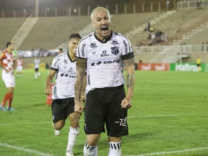 Vina comemora gol pelo Ceará
