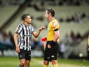 Lima foi expulso na derrota do Ceará para o Botafogo pelo Brasileirão. Atleta do Ceará conversa com o árbitro do jogo após receber cartão vermelho
