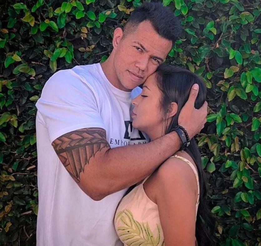 Personal trainer e esposa abraçados