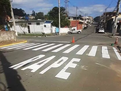 Aviso de trânsito é escrito errado em Eldorado, Interior de São Paulo