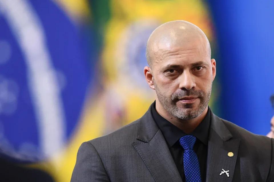 O deputado federal Daniel Silveira está de terno preto e gravata azul com expressão séria.