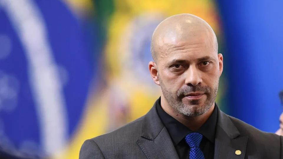 O deputado federal Daniel Silveira está de terno preto e gravata azul com expressão séria.