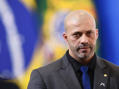 O deputado federal Daniel Silveira está de terno preto e gravata azul com expressão séria.