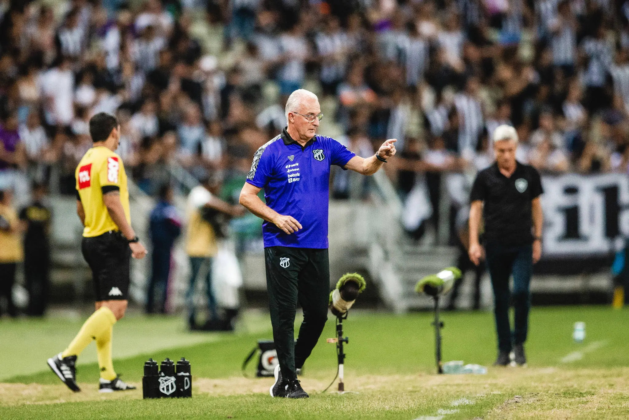 Técnico Dorival Junior comandando o time na beira do campo