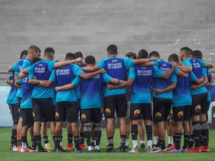Jogadores do Botafogo-PB abraçados em roda de oração