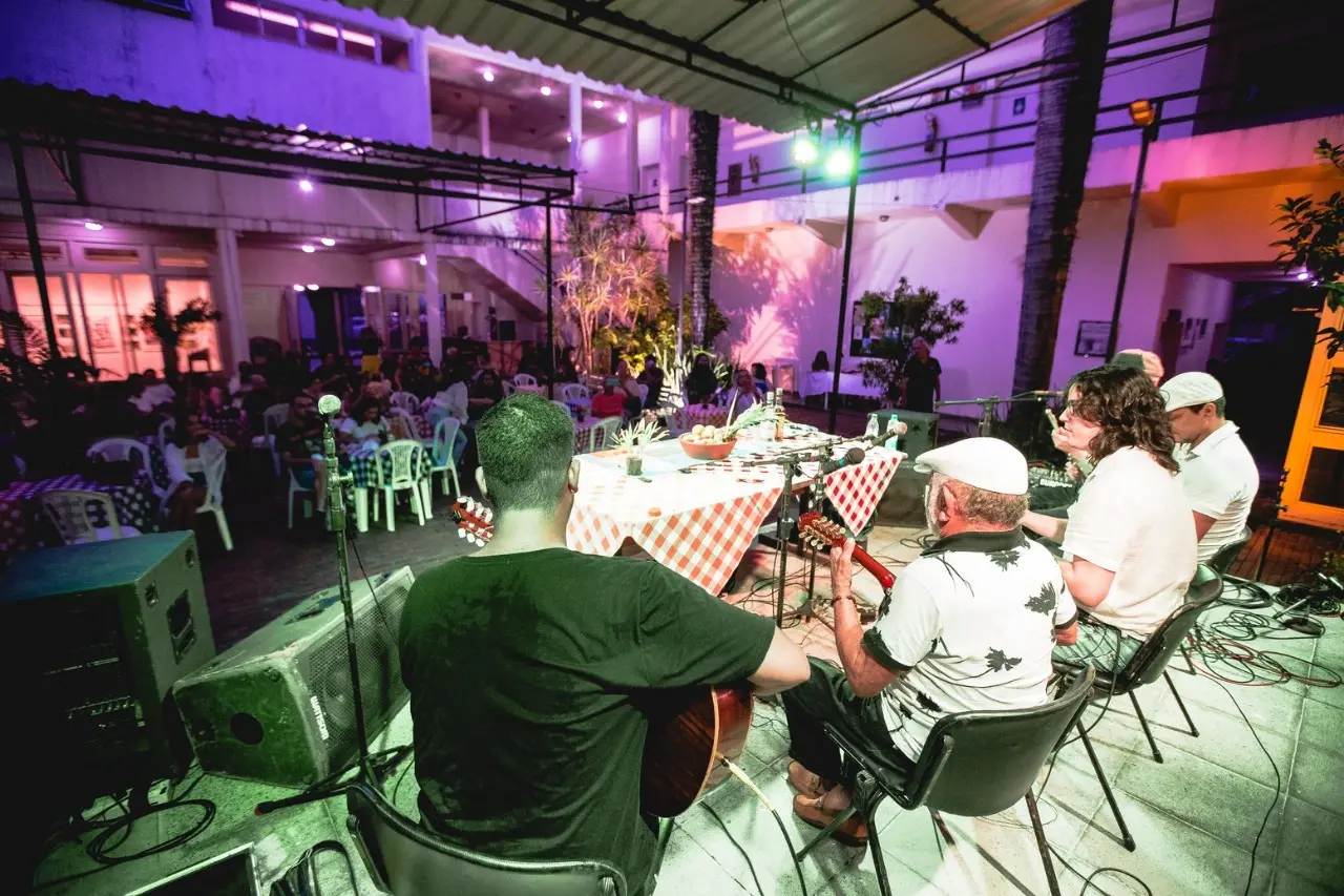 O Macaubar existiu nos anos 1990 e o bar reunia grandes nomes da cena intrumental cearense na casa de Macaúba e Beliza Guedes. Projeto recria atmosfera festiva e carinhosa do lugar