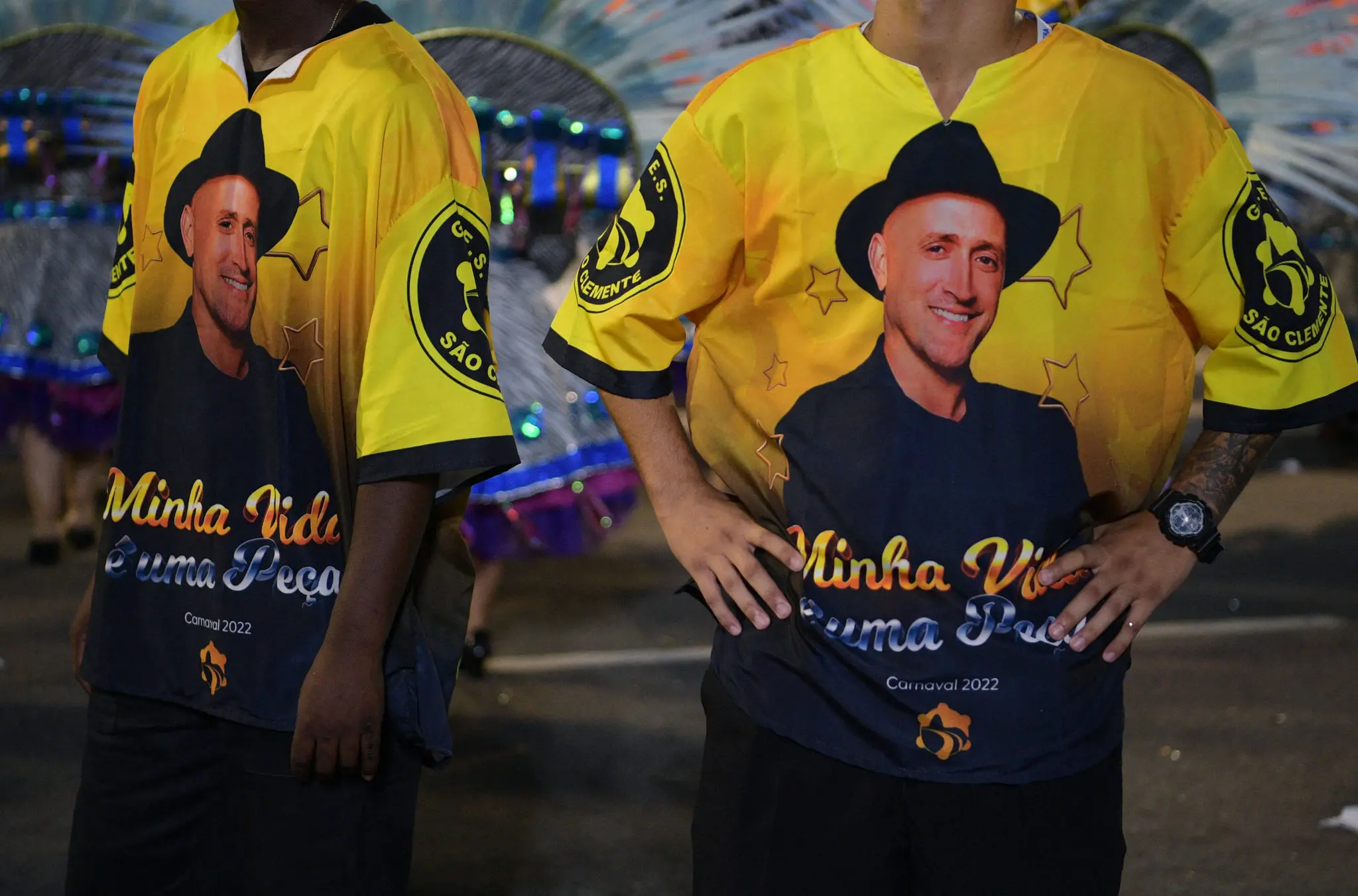 Blusas com fotos do Paulo Gustavo usadas em desfile da escola de samba São Clemente