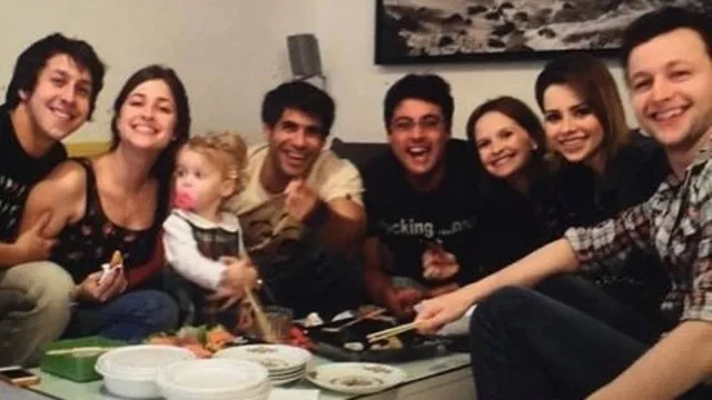 A namorada de Fernanda Souza aparece no canto esquerdo da imagem, ao lado do então marido Raphael Vieira