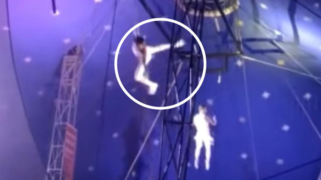 Captura de tela de vídeo com trapezista caindo de equipamento e deitado no solo