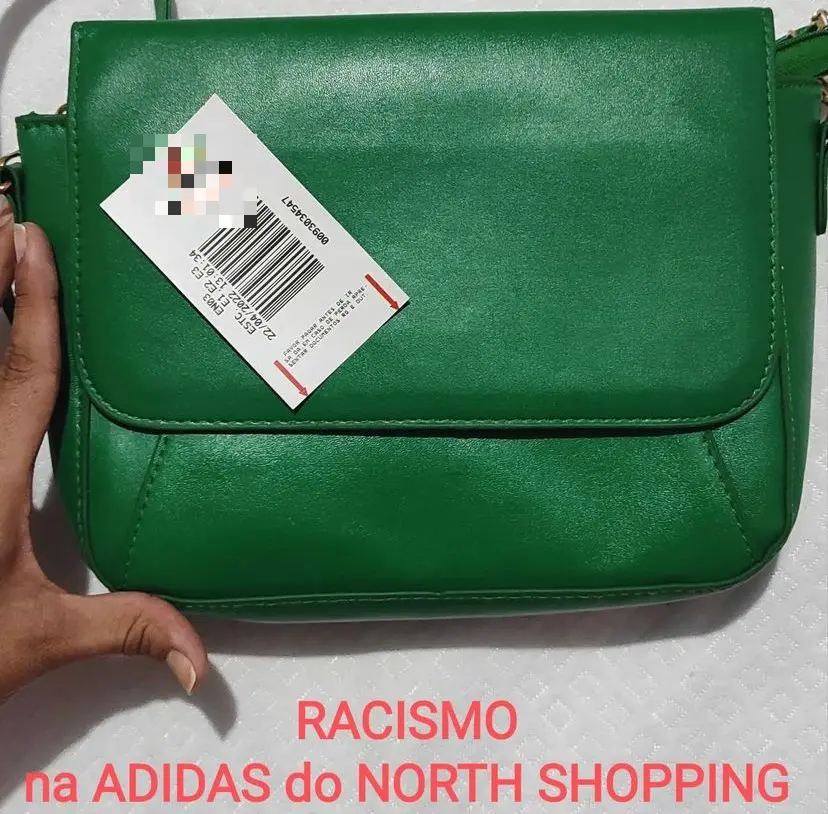 Bolsa verde em post denunciando caso de racismo