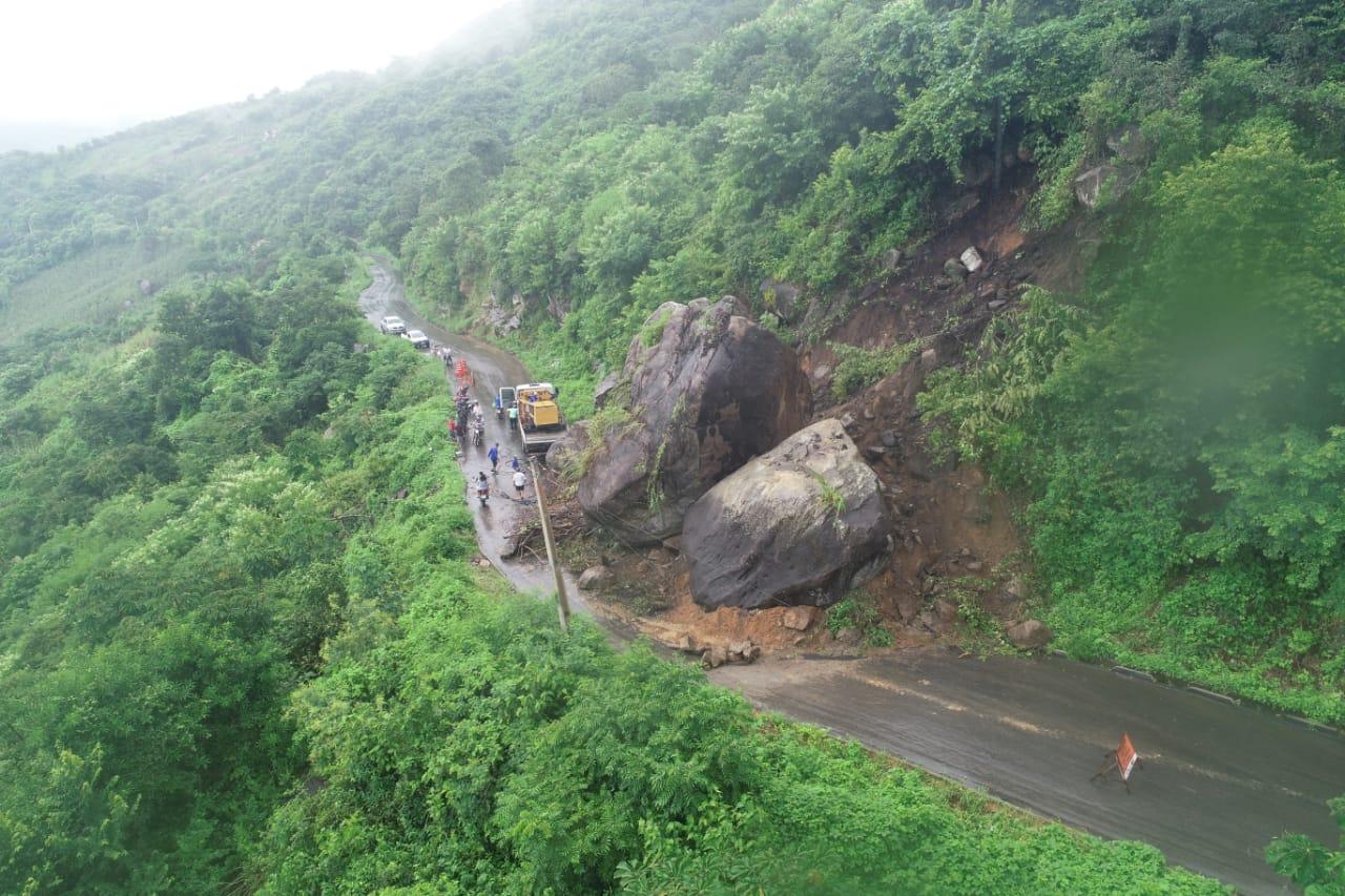 Via interditada por desmoronamento de rocha em Itapajé.