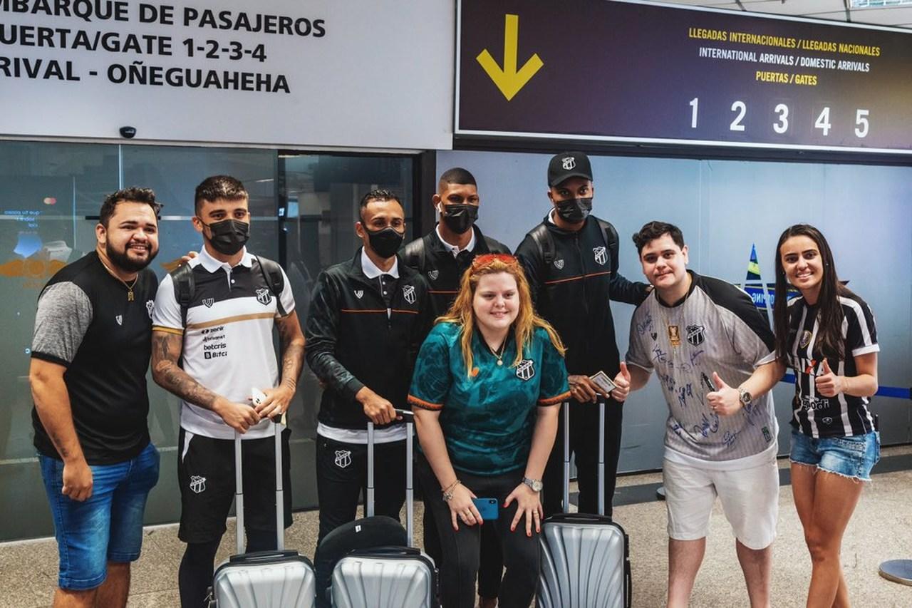 Jogadores e torcedores do Ceará no aeroporto do Paraguai