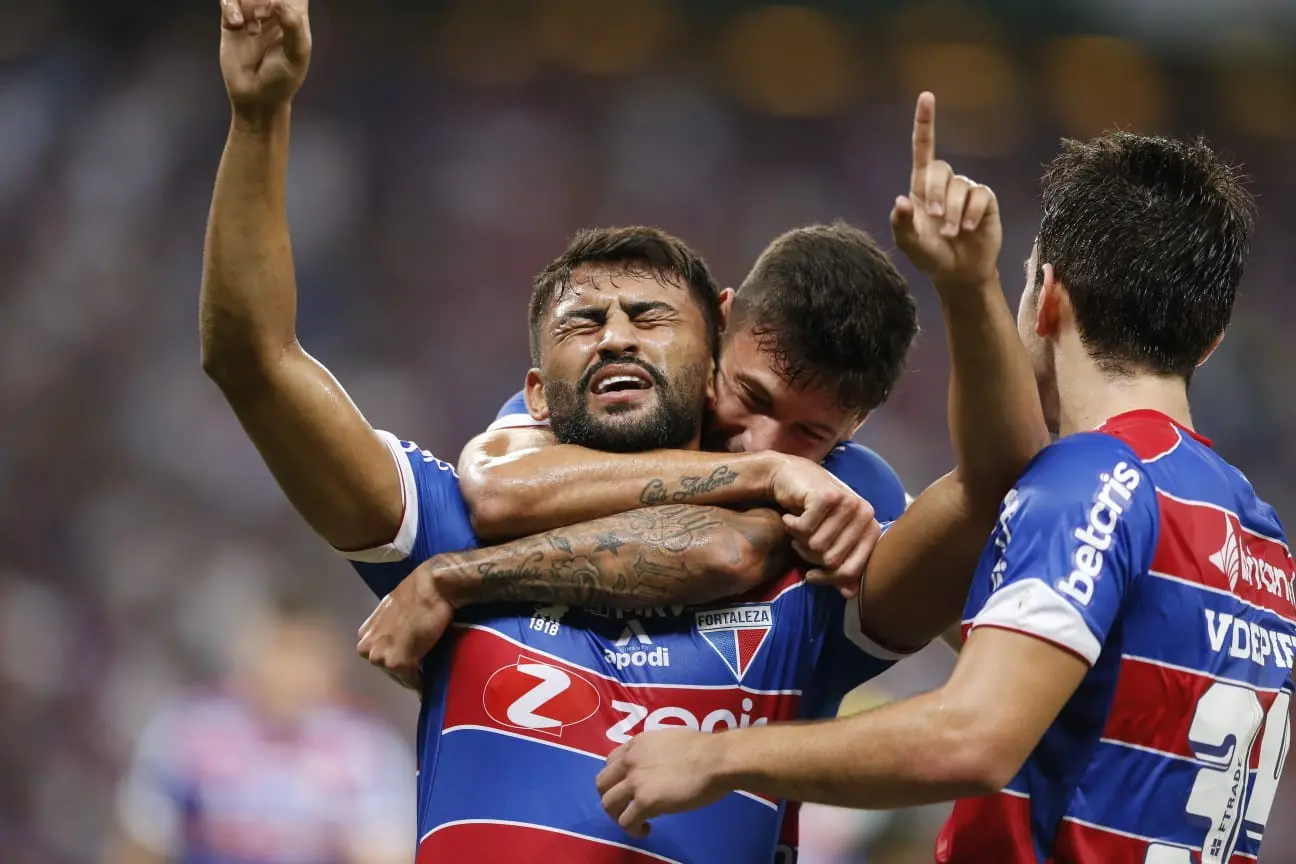 Ronald comemora gol para o Fortaleza