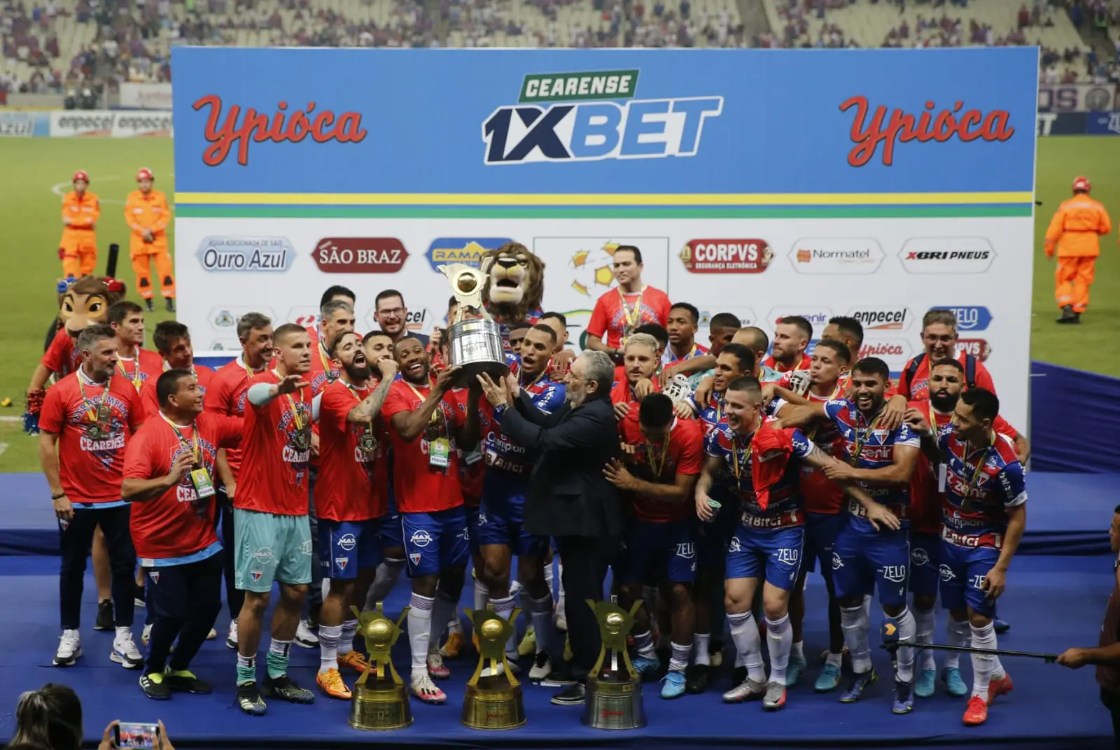 Elenco do Fortaleza erguendo taça de campeão cearense