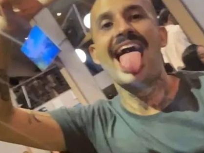Selfie de Ruan Pamponet Costa sorrindo com a língua para fora