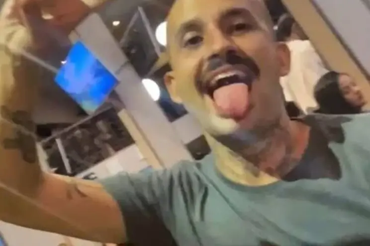 Selfie de Ruan Pamponet Costa sorrindo com a língua para fora
