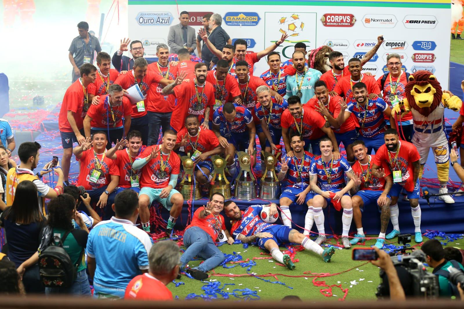 Elenco do Fortaleza comemora título