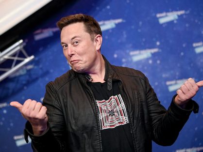 Elon Musk sorrindo